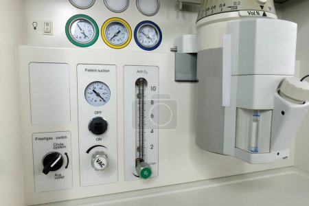 Téléchargez les photos : Une machine anesthésique dans la salle d'opération - en image libre de droit