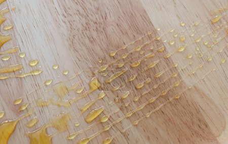 Foto de Gotas de miel en plato de madera - Imagen libre de derechos