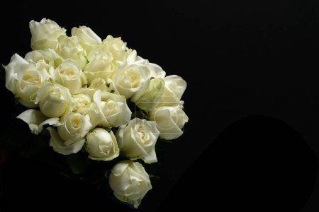 Téléchargez les photos : Beau bouquet de rose blanche - en image libre de droit
