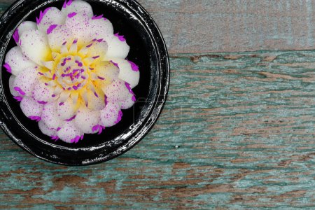 Foto de Jabón aromático hecho a mano con flor, vista superior - Imagen libre de derechos