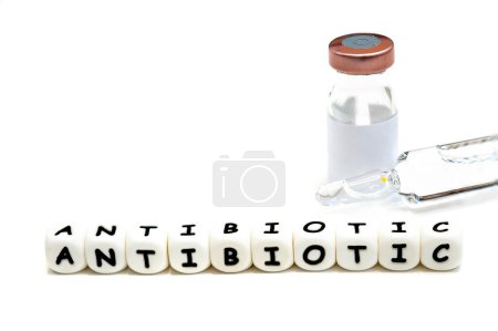Téléchargez les photos : Flacon d'antibiotique et solvant sur fond, gros plan - en image libre de droit