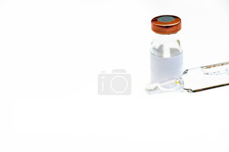 Téléchargez les photos : Flacon antibiotique et solvant sur fond blanc - en image libre de droit