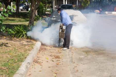 Téléchargez les photos : Fogging DDT spray tuer les moustiques sur le fond - en image libre de droit