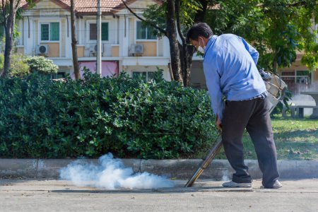 Téléchargez les photos : Fogging DDT spray tuer les moustiques - en image libre de droit