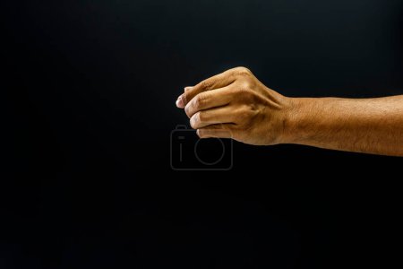 Téléchargez les photos : Doigt pincer à la main pour donner concept style sombre - en image libre de droit