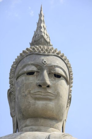 Téléchargez les photos : Le visage d'un grand Bouddha sur fond - en image libre de droit