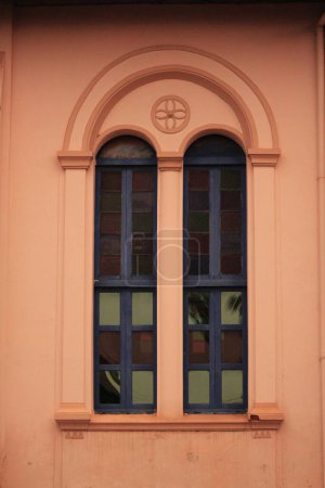 Foto de Vieja ventana en la pared naranja, ilustración colorida - Imagen libre de derechos
