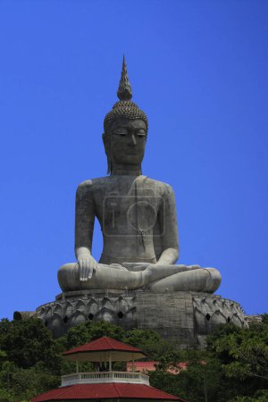Téléchargez les photos : Grand Bouddha concret, image concept religieux - en image libre de droit