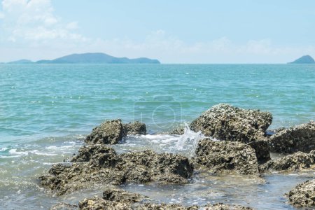 Téléchargez les photos : Paysage de la plage et de la mer avec récif plage de rochers - en image libre de droit