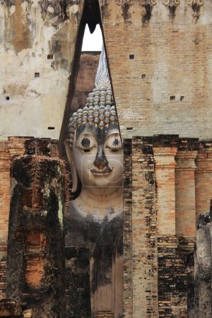 Foto de Wat Si Chum Sukhothai en el fondo - Imagen libre de derechos