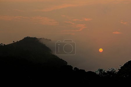 Téléchargez les photos : Paysage de montagne et coucher de soleil dans le brouillard - en image libre de droit