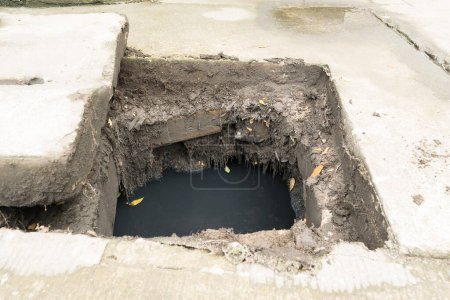 Téléchargez les photos : Travailler pour le nettoyage des drains sur fond - en image libre de droit