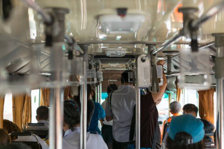 Téléchargez les photos : Bus à Bangkok Thaïlande en arrière-plan - en image libre de droit