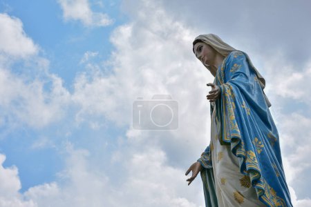 "Die Statue der Jungfrau Maria"
