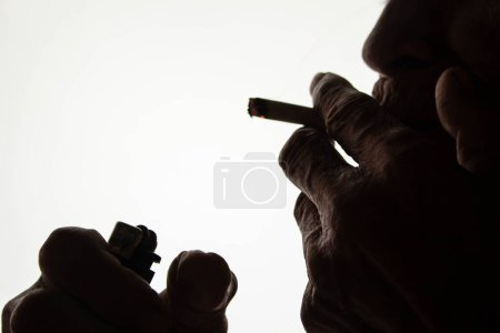 Foto de World No Tobacco Day La silueta de un anciano asiático fuma con espacio para texto de ideas. - Imagen libre de derechos