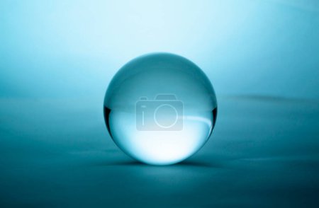 Foto de "Esfera de bola de cristal transparente sobre fondo verde degradado." - Imagen libre de derechos