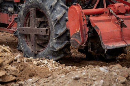 Téléchargez les photos : "Les tracteurs ajustent le sol de surface pour lisser la construction. - en image libre de droit