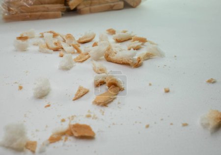 Téléchargez les photos : Chapelure éparpillée sur fond de table blanche - en image libre de droit