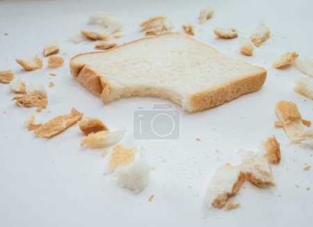 Foto de "Pan rallado y pan rebanado sobre fondo de mesa blanco." - Imagen libre de derechos