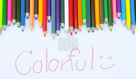 Foto de "Fondo de lápices de color con escritura a mano Colorido sobre papel blanco. Concepto de marco educativo." - Imagen libre de derechos