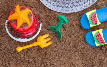 Foto de "Juguetes de playa para niños y accesorios de verano con espacio para su" - Imagen libre de derechos