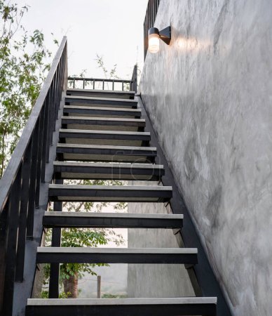 Foto de "Escaleras de acero inoxidable fuera del edificio con muro de hormigón." - Imagen libre de derechos