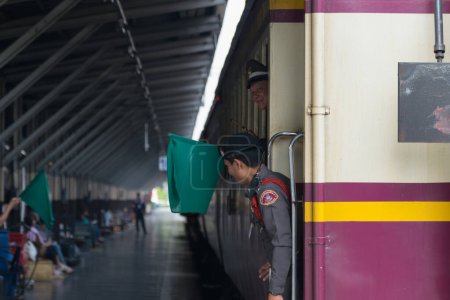 Téléchargez les photos : Train ferroviaire thaïlandais sur fond - en image libre de droit