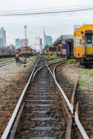 Téléchargez les photos : Train ferroviaire thaïlandais sur fond - en image libre de droit