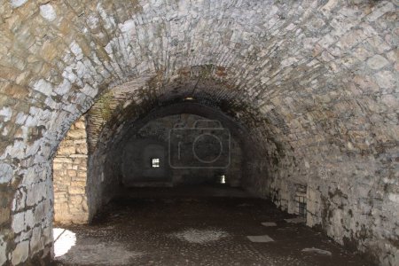 Téléchargez les photos : Architecture Castel avec vue sur le vieux tunel coulé - en image libre de droit