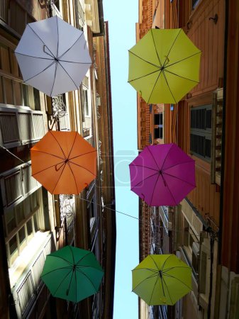 Téléchargez les photos : Des parapluies aux couleurs de fierté dans la rue - en image libre de droit
