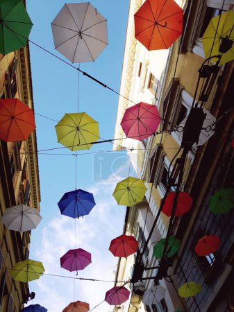 Téléchargez les photos : Des parapluies aux couleurs de fierté dans la rue - en image libre de droit