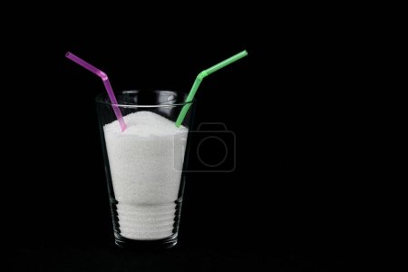 Téléchargez les photos : Coktail de sucre sur noir, gros plan - en image libre de droit