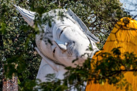 Téléchargez les photos : Statue en bouddha blanc allongé dans la religion bouddhiste - en image libre de droit