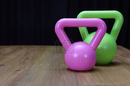 Foto de Pelota de fitness rosa y verde en el estudio - Imagen libre de derechos