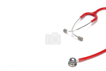Téléchargez les photos : Stéthoscope rouge isolé sur fond blanc - en image libre de droit