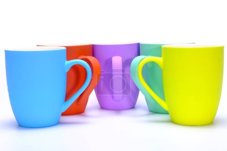 Téléchargez les photos : Vue rapprochée de tasses à café colorées sur fond blanc - en image libre de droit