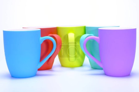 Foto de Vista de cerca de tazas de café de colores sobre fondo blanco - Imagen libre de derechos