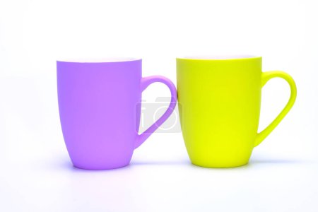 Foto de Vista de cerca de tazas de café de colores sobre fondo blanco - Imagen libre de derechos