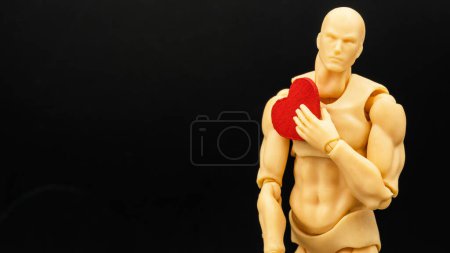 Téléchargez les photos : Modèle masculin avec coeur à la main - en image libre de droit