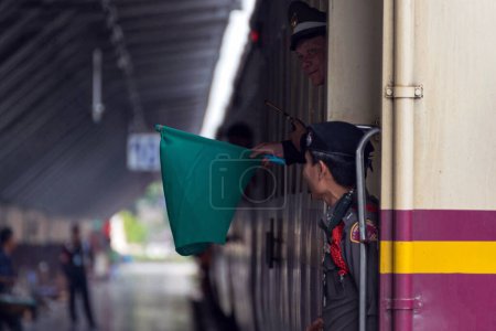 Foto de Tren tailandés en el fondo de la estación - Imagen libre de derechos