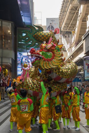 Foto de Danza del dragón y del león en la ciudad asiática, festival tradicional - Imagen libre de derechos