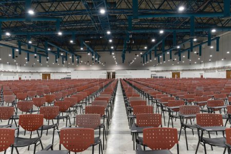 Téléchargez les photos : Salle d'examen vide avec de nombreuses chaises rouges - en image libre de droit