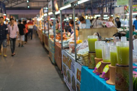 Téléchargez les photos : Vente de nourriture de rue thaïlandaise au marché extérieur - en image libre de droit