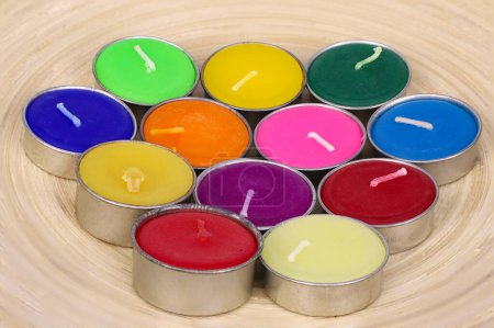 Téléchargez les photos : Bougies multicolores sur la surface en bois - en image libre de droit