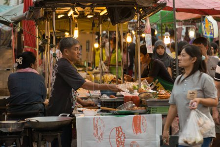 Téléchargez les photos : Vente de nourriture de rue thaïlandaise au marché extérieur - en image libre de droit