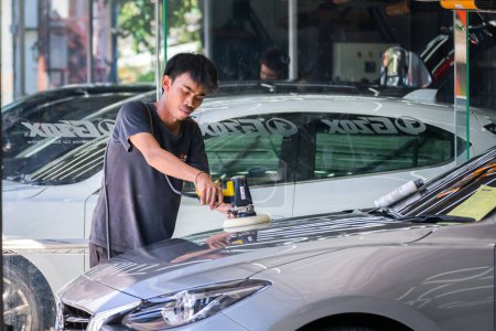 Téléchargez les photos : Aider l'homme à nettoyer la voiture - en image libre de droit