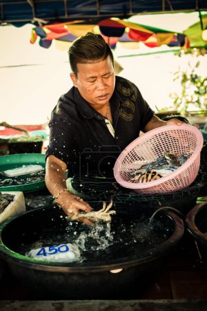 Foto de Vendedor en el mercado de mariscos tailandés - Imagen libre de derechos