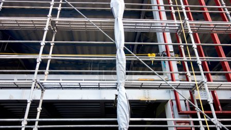 Téléchargez les photos : "Scaffolding around the building and High lifting cranes are work" - en image libre de droit