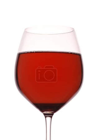 Téléchargez les photos : Verre de vin rouge isolé sur fond blanc - en image libre de droit