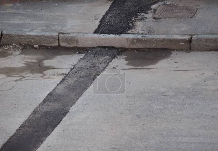 Foto de Viejo camino de asfalto sucio con grietas - Imagen libre de derechos